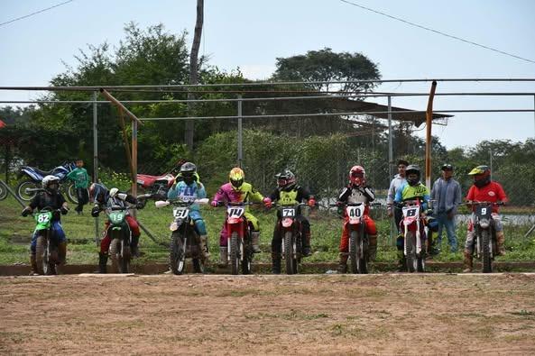 Pilotos compiten en el circuito El Mirador durante el Pre Nacional de Motociclismo en Villa Montes